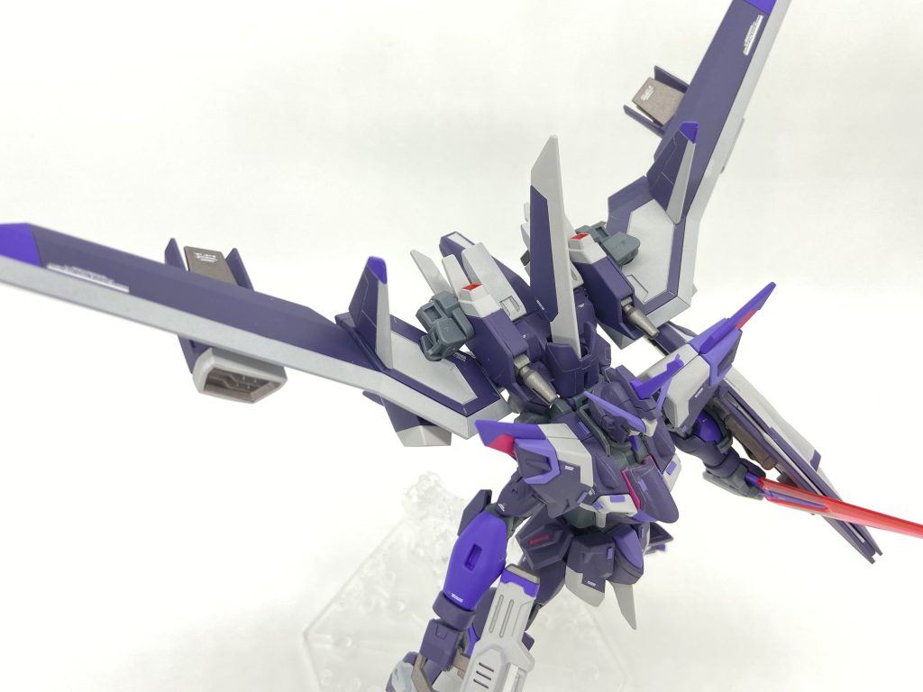 今回大きく改造したのがバックパックで、背中のビーム砲をMS時でも使えるようにしたかったのでこれまでのジャスティスみたいな背負い物を作りました。ちなみに変形は出来なくなっています。