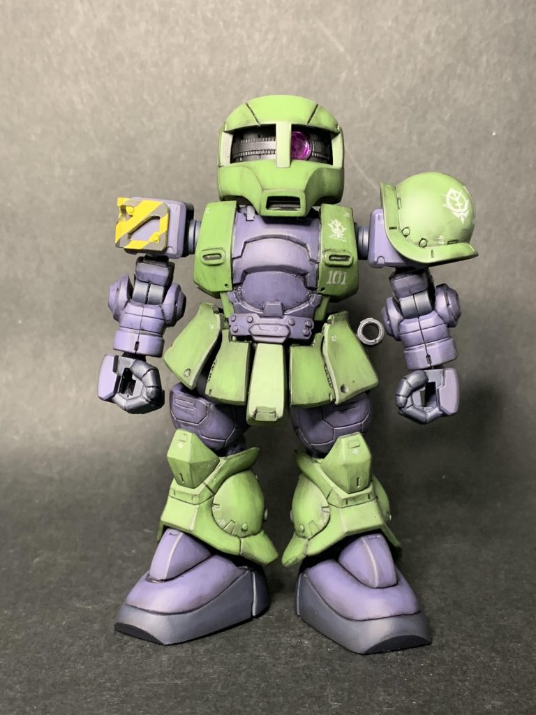 普通に組むと胸と肩の繋ぎ目の軸が細く見えるのでスペーサーを入れて太く見えるようにしています。