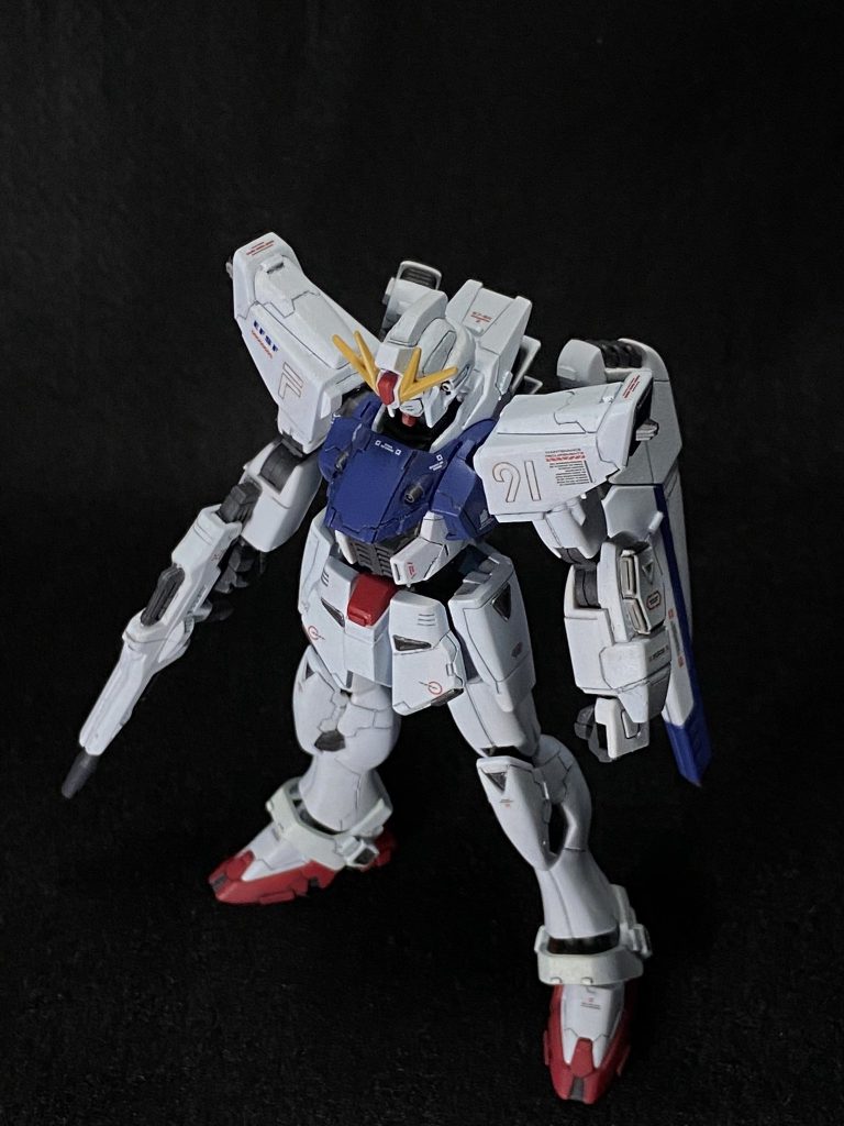 いつもはガンダム系のトリコロールカラーは彩度を落とした色で塗装するのですが、サイズの為か何となくしっくり来ない気がして、いつもよりはっきりした色で塗装しました。