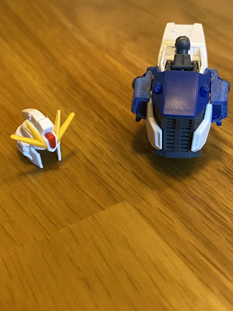 頭部は角張った輪郭を丸く削り、角を落とした四角っぽい形状だった頰当てを尖らせました。胸部は左右の青い部分が特に狭く感じられたので、MGなどのバランスを参考に幅増ししました。