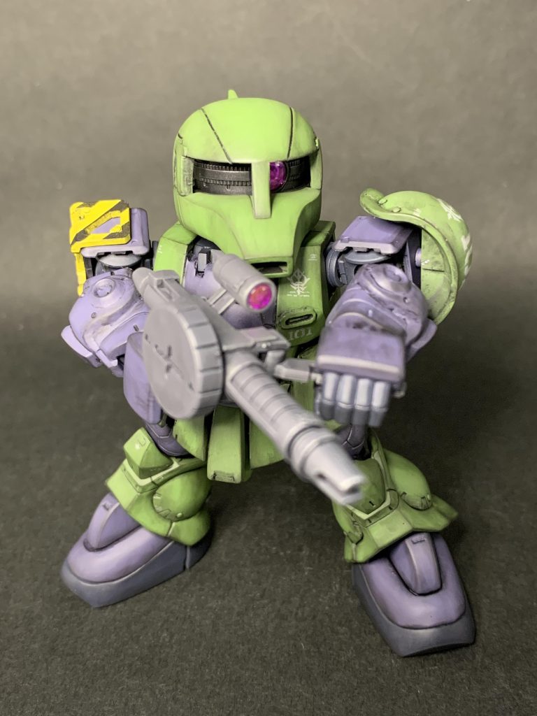 SDCSザクⅡのザクマシンガンを縦マガジンタイプに改造しています。