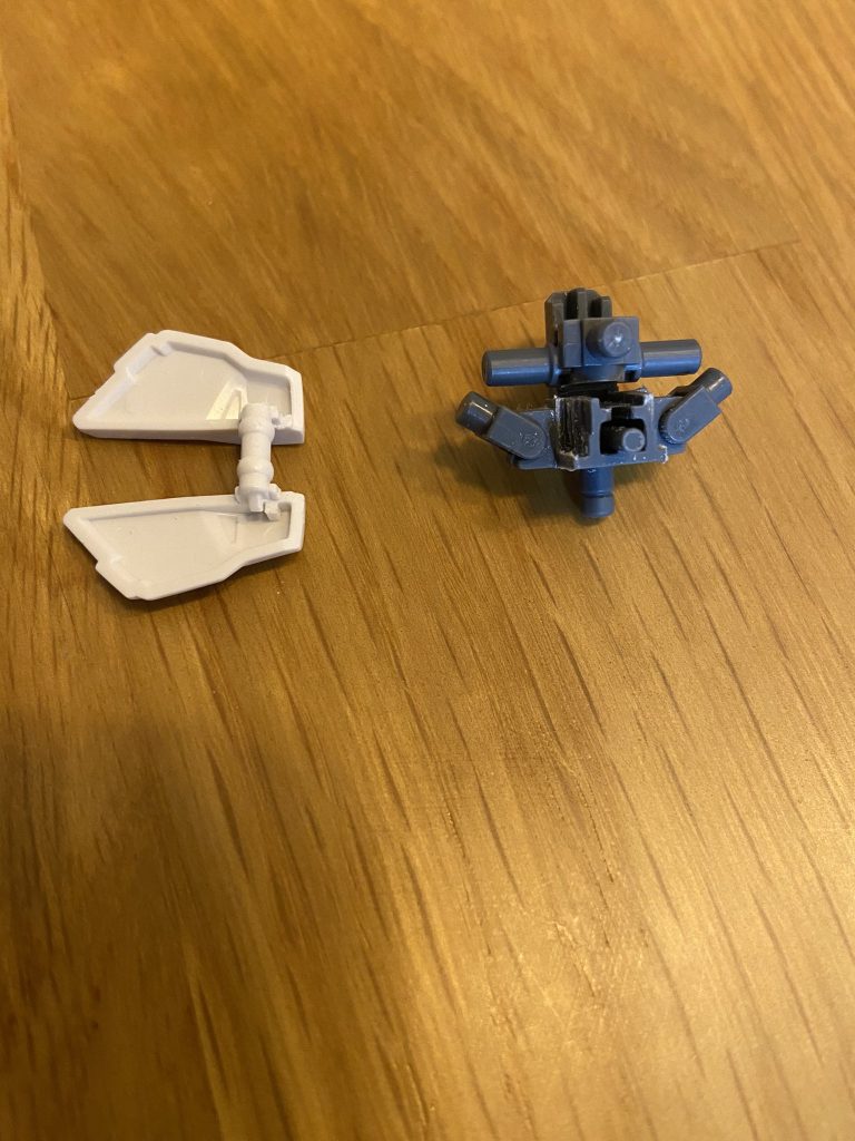 足を長く見せる工作の一環として、股関節軸パーツを上下逆にして使用。アーマー接続軸など干渉しそうな所は位置等を調整。ついでに腰フロントアーマーは位置が上がるように軸位置を調整。