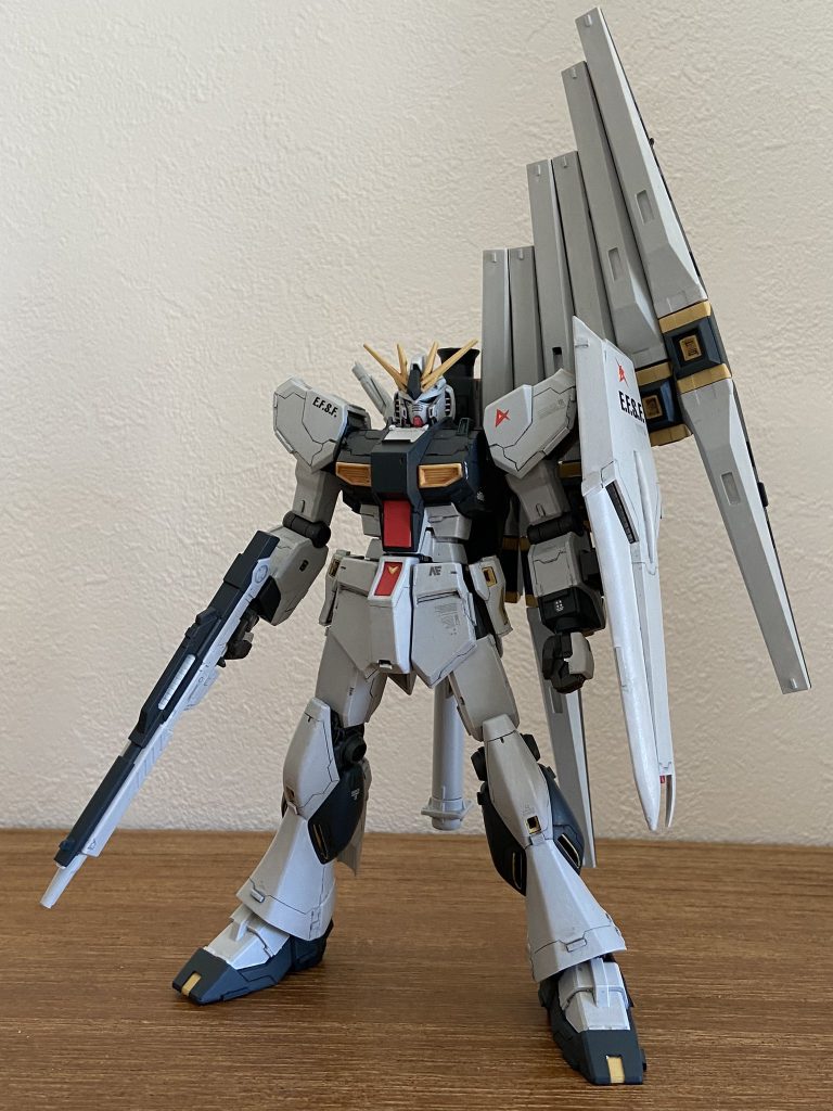 胸部・バックパック・腕部はHGUC、頭部・腹部・腰部・脚部はEG中心です。