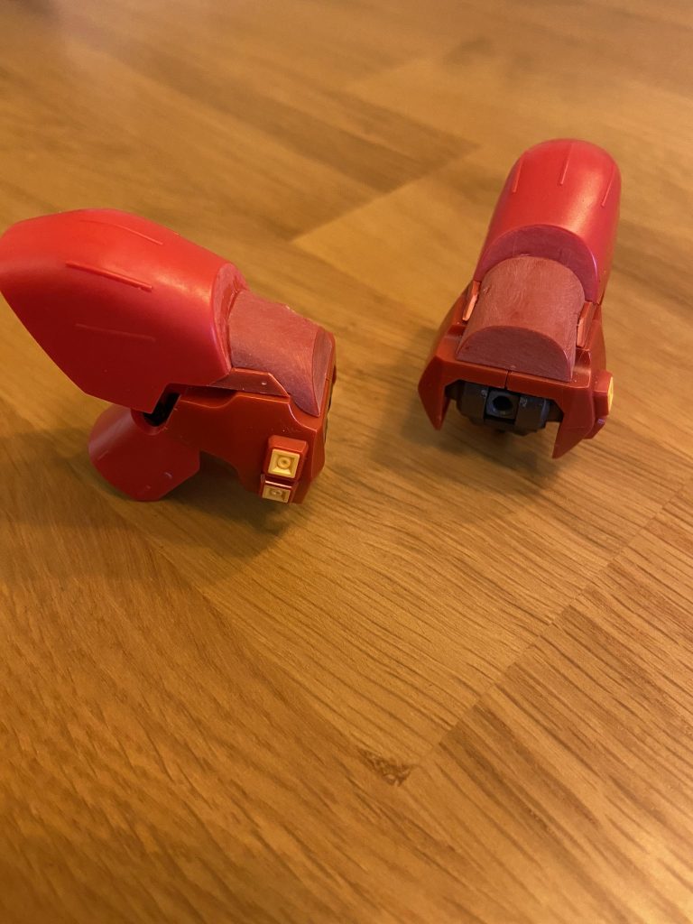 肩アーマーは天面のパーツを上&外側にずらした位置に移動。肩パッドのように体型をいかつく見せる事が目的です。