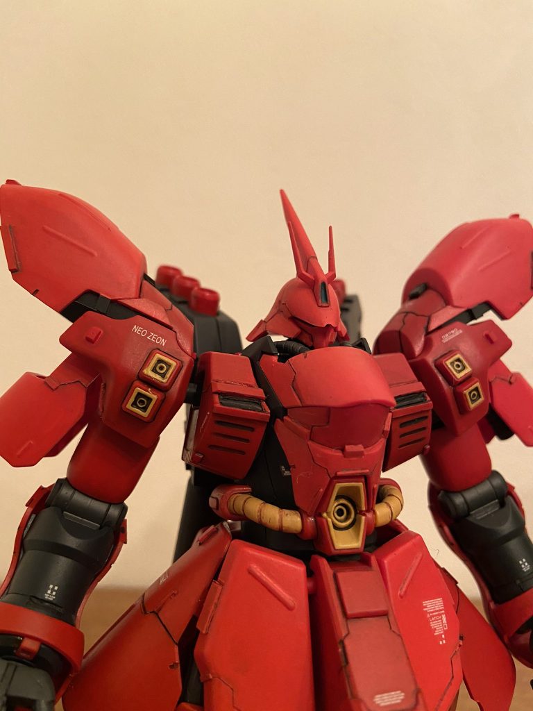 上半身アップ。こういう前が見えなそうな位に細いモノアイスリットが好みなんです。