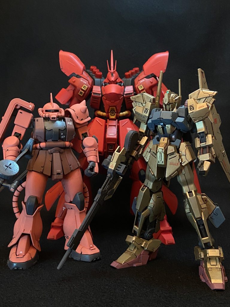 歴代シャア乗機の揃い踏み。