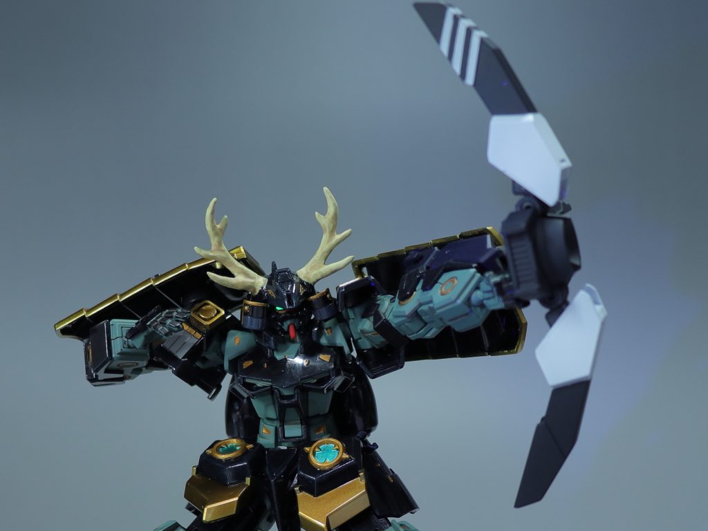 左腕には弓に見立てた遠距離武器を装着可能です。Gガンダムのライジングアローを使いたかったのですが、手元になかったのでそれらしいものを作ってみました。