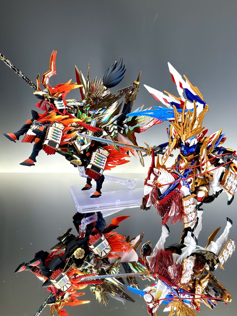 英傑たち。この2人をアレするのが今年の目標ですっ🤗✨塗装仕様は前作のRG版と同様で、ボーンクロームのメッキ調塗装＋エナメル蛍光グラデ＋水性白・VGパールの艶消しカラーを基本としています。 塗装時の分割もRG版とほぼ同等なのに一回り小さいせいで塗装がえぐかったです🤤