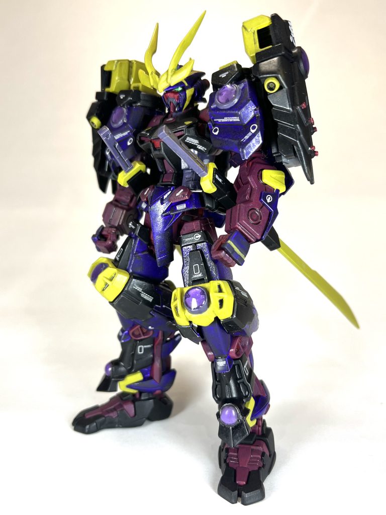 素立ち。肩や膝にある装飾はレジンで表現しました。武装は何となく日本刀では物足りなかったので、思い切って肩の支えを切断して、腰にM1アストレイの対艦刀を携えました。