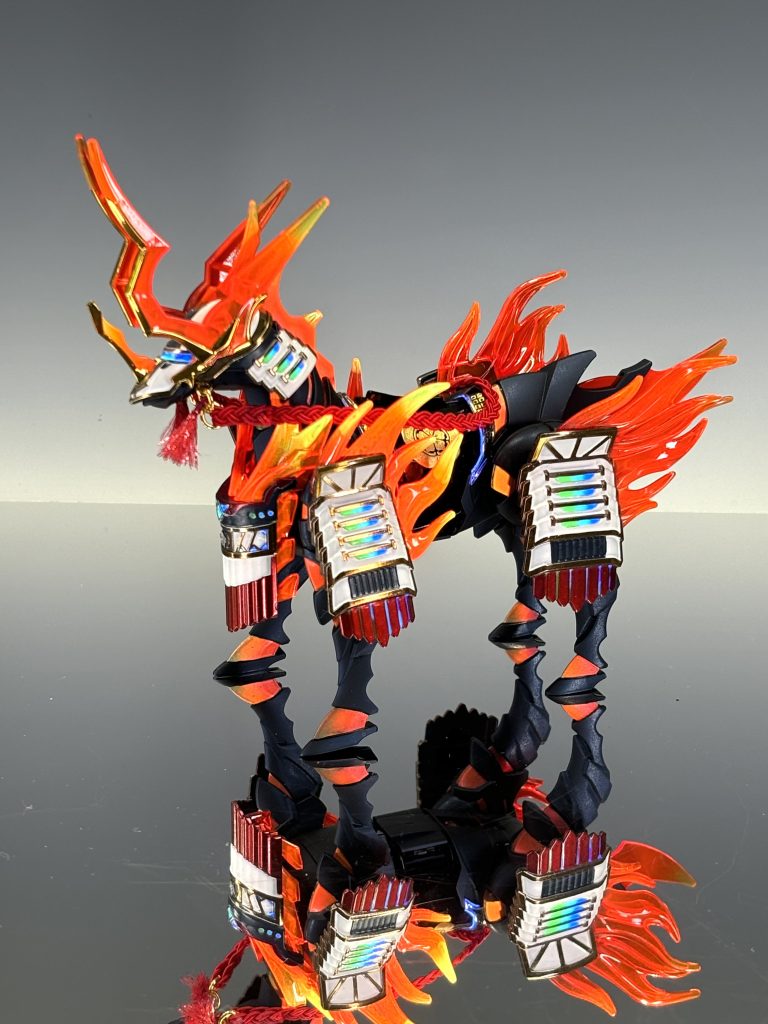 馬ちゃんはSDW信長専用軍馬に手綱用のヒートンねじ込みのみを加えています。 装飾は唐糸、ネイルシール(鞍部分)、スマホ用蒔絵シール(家紋)、ハセガワ金ミラーフィニッシュ(頭部クリアパーツ)を使っています☺️