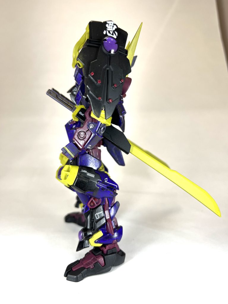 肩(隠し腕)には「悪」のデカール。マガイマガドの専用BGMが「悪逆無道」というタイトルなので、そこから取っています。プラ棒をカットしてアクセント感覚で貼ってみました。