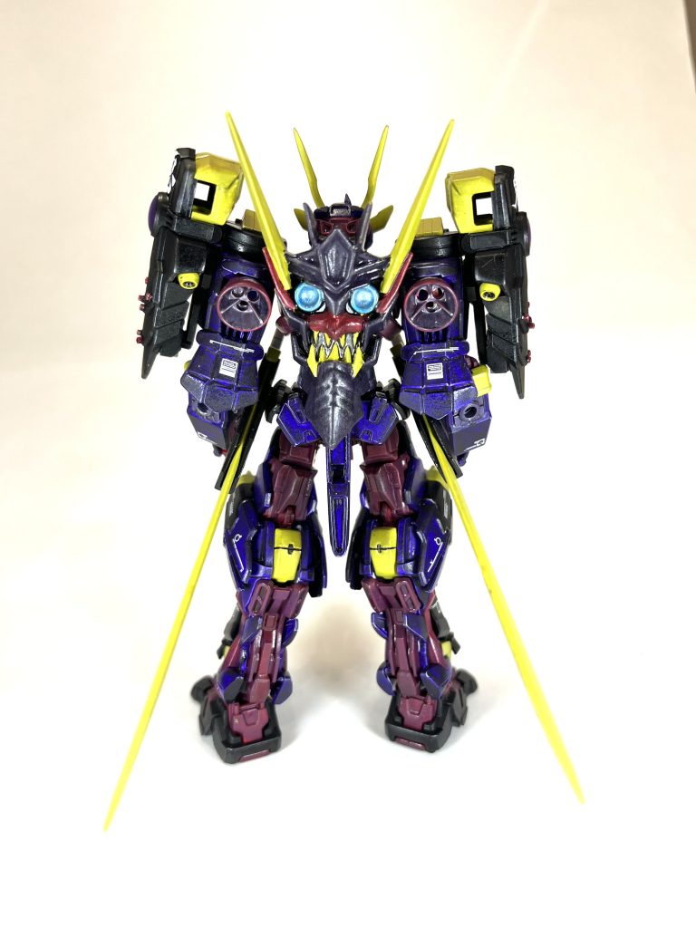 背面。盾となる鬼の面はマガイマガドの顔をイメージして塗り分けました。