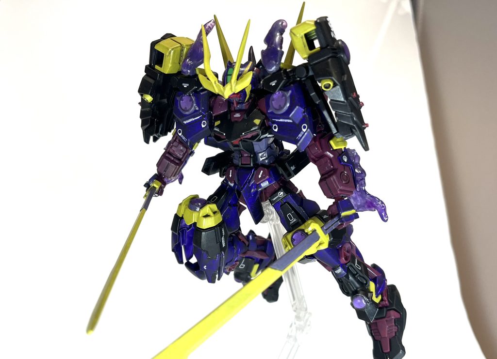 抜刀!肩や腕からはマガイマガドを象徴する鬼火をイメージして、プラ板でエフェクトパーツを自作しました。