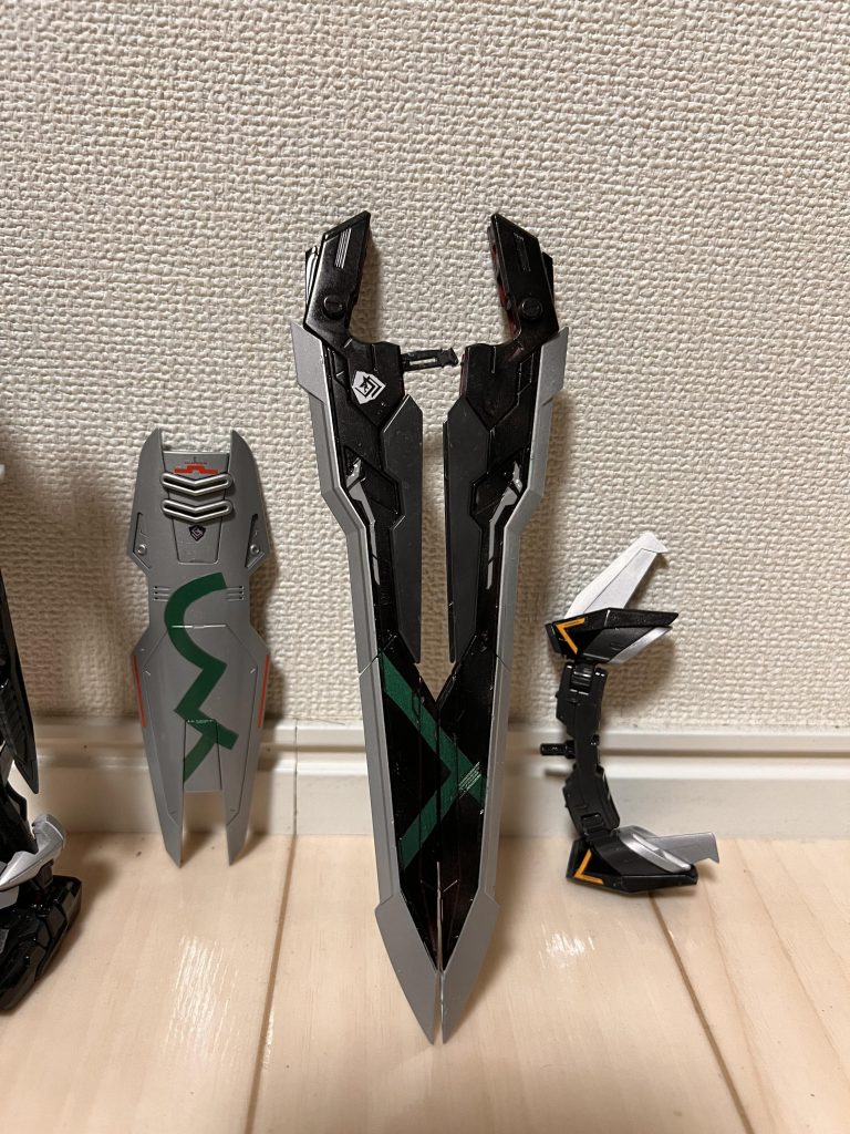 アピールポイント2 武装の加工元々のキットが面白武装があるので、それをそのまま使うのも考えたのですが、それだと芸がないので少し分解してます。この武装の中で一番お気に入りなのはシールド。グリーンラインがめっちゃ上手くいって大好きです。このラインマスキングで作ったんですが、バッチリでした。シールドは確かf90から取ってきました（ごめんね）。もちろん大剣も綺麗に作れて嬉しいです。作品総じて、だいぶデカールが上手く配置できて好きです。