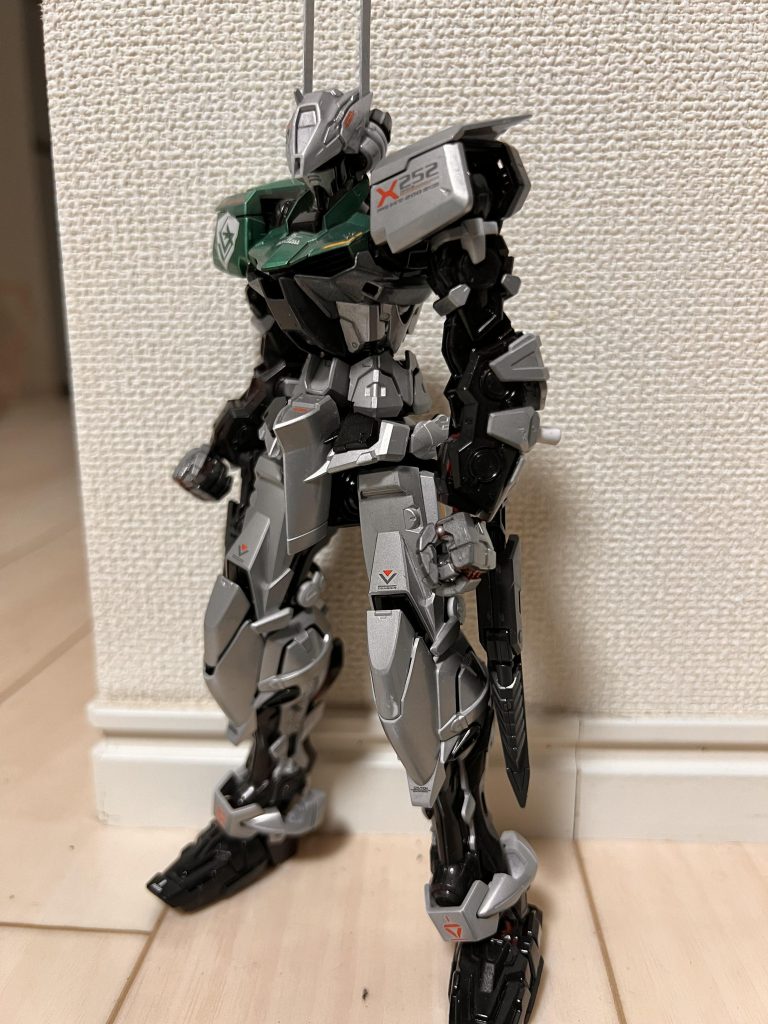 アピールポイント4 デカールと塗装（仕上げ）とその他デカール→seed汎用デカール、水星の魔女デカール。また、コーションデカールを活用。胸部のイエローデカールが大好き。塗装（仕上げ）→光沢その他→本当は向かって左肩を塗る時に、グラデーション塗装をするのを考えてましたが、デカールの色との兼ね合いも考えるとこれが正解ですね。 