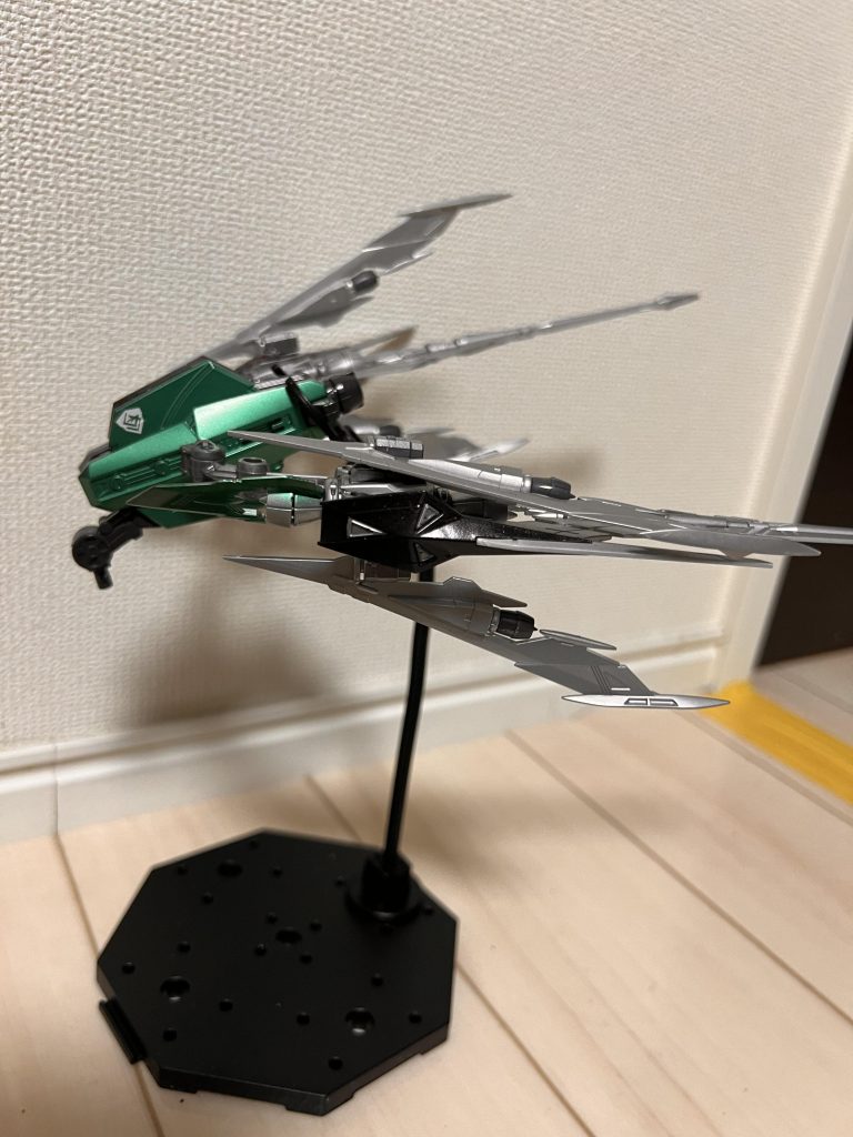 アピールポイント3 マニューバストライカーの改造今回の目玉かも。エクリプスガンダムを買った時にマニューバストライカーも買ってきて作ったのですが、それ以降ジャンクになってしまっていたので、この機会に活用しました。ただマニューバストライカーの分解がうまくいかず悪戦苦闘。何とか外せたのを加工して作れました。また元のマニューバをそのまま使うとごちゃごちゃしててイメージに合わなかったので、今回はスッキリ二つのマニューバを使ってます。ここでもカラーリングがカッコよく映えて好き。