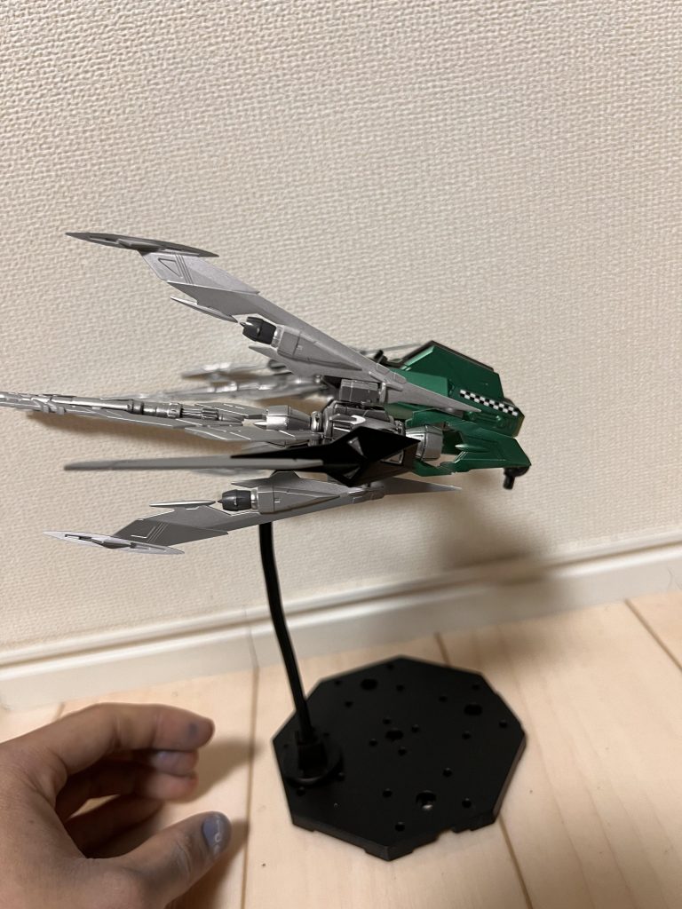 マニューバストライカーの反対側。先ほど触れた通り、カラーコンセプトがf1カーなので、チェッカーフラッグの🏁この縞々っぽいのをデカールで貼り付けました。👍