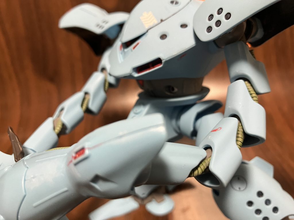 ジオンのグリーンマーカーとシャアレッドを使って色塗りしましたー。水転写デカールも貼ったのですが、あまり考えずにかっこいいのを貼ったので、ロンドベルのデカールとか貼ってます💦