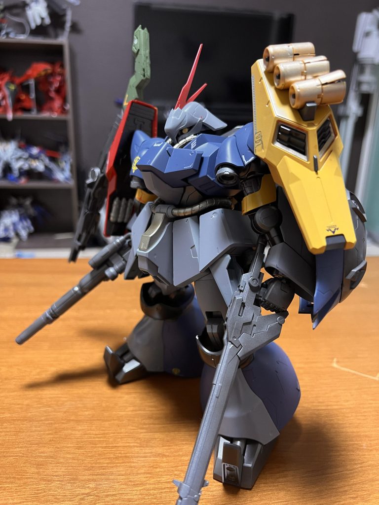 アピールポイント1 ジオングカラーなとこ。冒頭でも書きましたが、コンセプトとしてジオングのカラーを使ったところがポイントです。ジオングカラーって使うの難しくないですか?(唐突)なんか暗くなりがちですし、かといって明るすぎてもそれっぽくならない…。でもそこにあえてチャレンジしました。イメージ通りできてよかったです。青色部分はRGのジオングにイメージを寄せて明るめにしてます。また、ジオングで使われてる差し色の赤と黄色でファンネルシールド(?)を塗りました。完成形になるとやばいかっこいいですね。ちなみに余談ですが、フェイスマスク(キットだと黄色の鳥の顔)のとこは最初赤にしてたんですが、ジオングらしさが薄れた気がしたので再度塗りました。結果、最高でしたね。