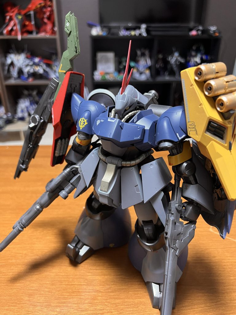 アピールポイント3 デカール今回のデカールは一応RGジオングを参考に、うるさくならない程度に貼り付けました。あんまりジオングの青色部分の色はあんまり使う機会ない色だと思うので、デカール貼る前は何の色のデカールを貼り付ければいいか悩みました。結局貼ったら暗すぎない色以外は何でも合ったのでよかったです。青部分の向かって左肩に張り付けたジオンマークと、左胸に貼ったコーションデカールとジオンマークが個人的に好み。あとファンネルシールドのデカールは意図的に左右非対称にしました。イカしてる?🦑あんまりごちゃごちゃ貼る前に止めるのも肝心ですよね。デカール。