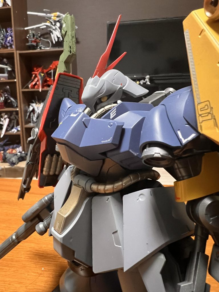 制作感想元々、ヤクトドーガが好きで、カラーにも全く不満は無かったのですが、今回ジオングカラーのMSを作成するにあたって、手持ちで一番カラーを活かせると思ったらヤクトドーガを使わせてもらいました。こんな経緯だったので割と作業一つ一つ緊張してましたね。「REのヤクトドーガだから、ちゃんと作らなきゃ」みたいな。その分うまくできてハッピーです。作品や制作にあたって聞きたいことや感想ありましたら何でもお気軽にお声掛けください。作者が喜びます。このあと作ろうとしてるのは下記のとおり。コンセプト決まってて、塗装に入れるもの→1つコンセプトは決まってるけど、コンセプトに沿ったものを準備中→1つコンセプトは決まってるけど、そのコンセプトをどのキットに落とし込むか不明→3つこんな感じです。