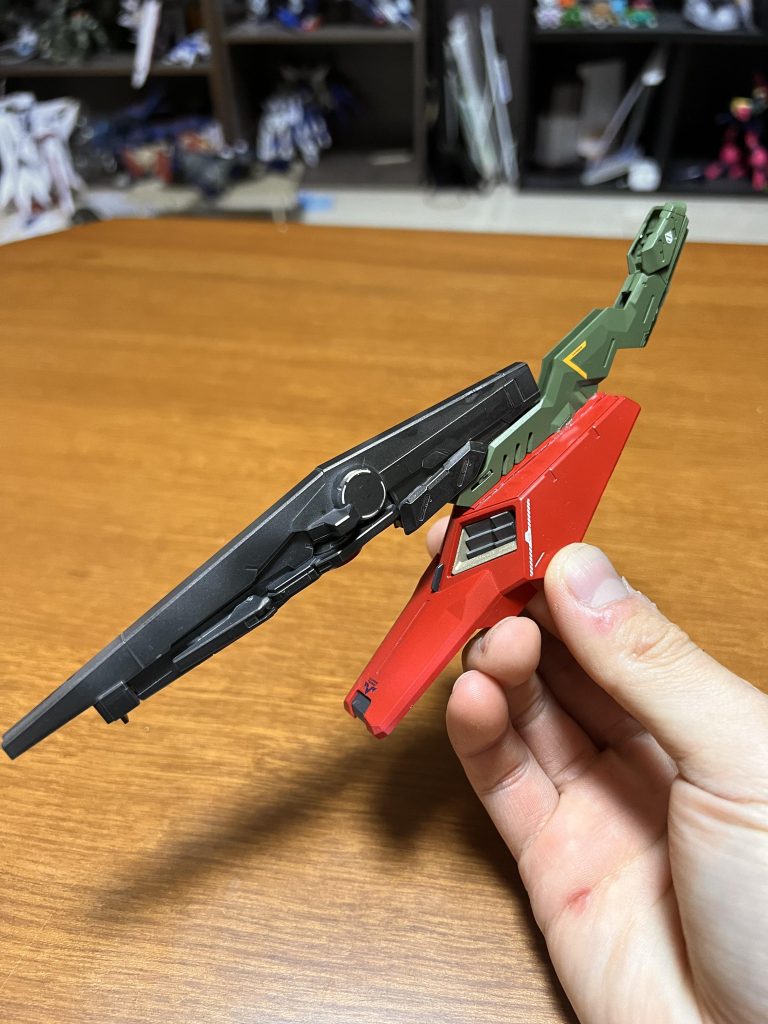 アピールポイント2 少しトンチキな武器を作る「ジオングにカラーを寄せる=大規模な修理があった→ファンネルシールドが破損した」ということにして、ファンネルシールドを違う武器にしました。破損したファンネルシールドを違う武器にしたということから、色と武器構成を見直しました。色=シャアの意志を感じる赤武器構成=何とか取り寄せたビームバズーカをありもののウェポンラックフレームにセットこんな感じ。のってる人は一応シャアのつもりなので、このファンネルシールド自体を取り外してユニコーンガンダムのシールドファンネルっぽく使う運用もできます。