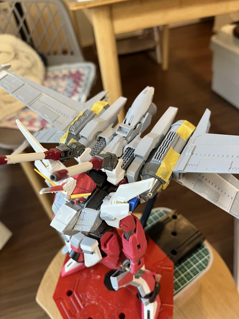 MGサザビー、レジェンドガンダム、ユニコーンなどのパーツを流用し、さらにプラ板でディテールを追加。リフターが1番大変でした。