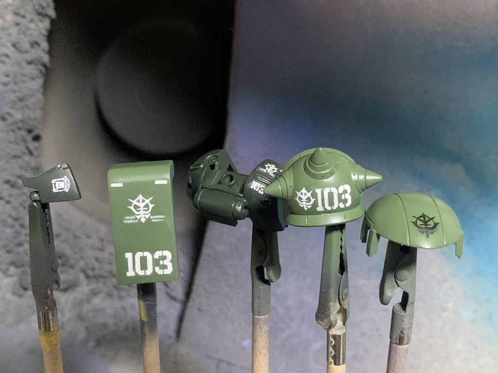 何かのコンテストに投稿するわけでもないのに、めちゃくちゃ丁寧に描いてますね〜(笑)特にジーン兵長機に思い入れがあるわけではありませんが、工作がうまくいったので気合いを入れて描いたんだろうな〜(笑)