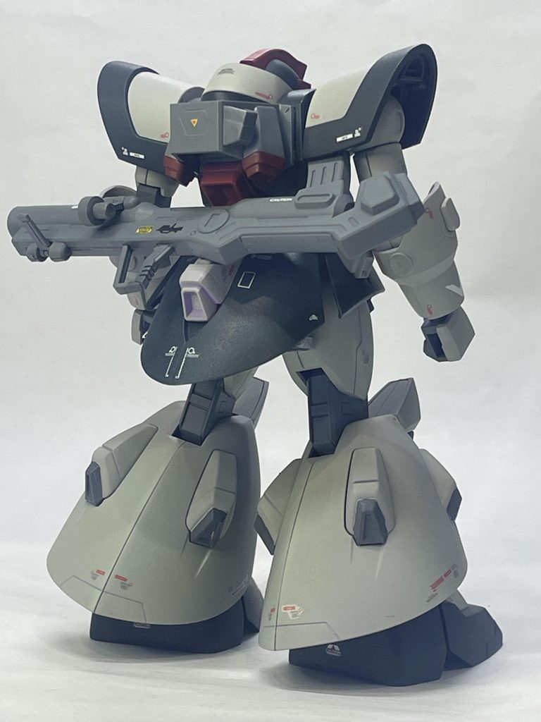 合わせ目が少ないキットでさくさく作れました。シャープな体型な割にシルエットは力強い印象。