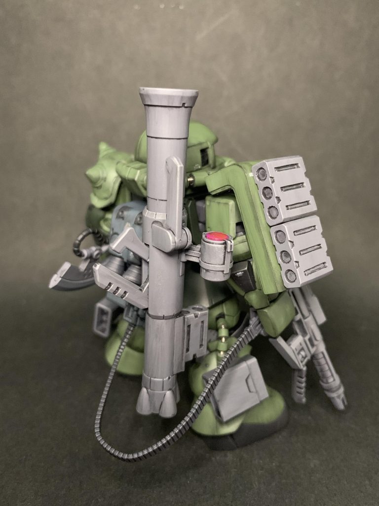 オリジンのジーン兵長機には足ミサイルポッドはありませんが、SDCSザクⅡのパーツを余らせるのもなんなので取り付けました。