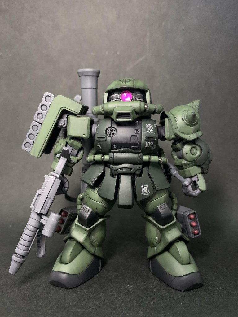 CSフレームに左右独立可動股関節、肩軸隠しのスペーサー挿入はザクⅠと共通の改造内容です。