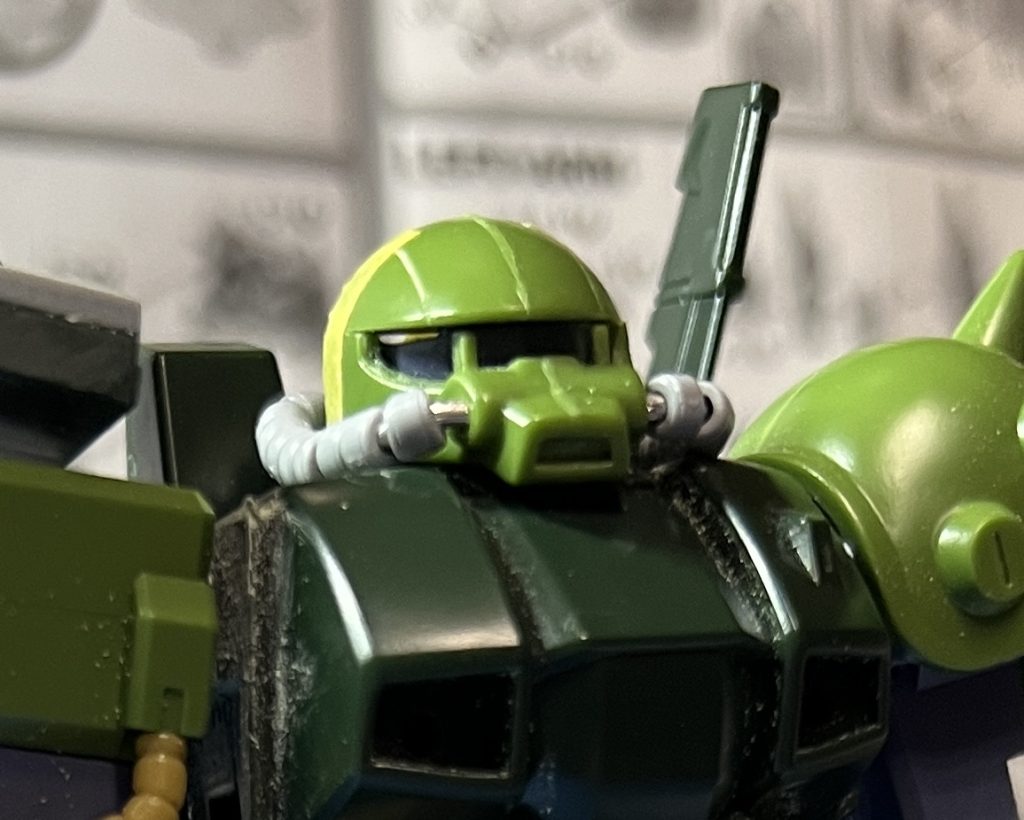 ヘルメットとモノアイレールに沿って上下に分割し、幅詰めを行って目つきの悪い表情としました。これにより小顔化の効果もあり、頭身バランスも良くなったと思います。