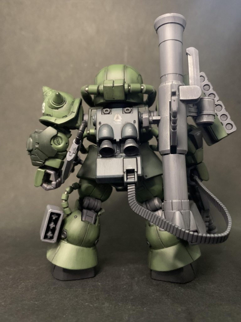 バックパックはHGのパーツです。バズーカ、マシンガン、ヒートホークはSDCSザクⅡのパーツです。