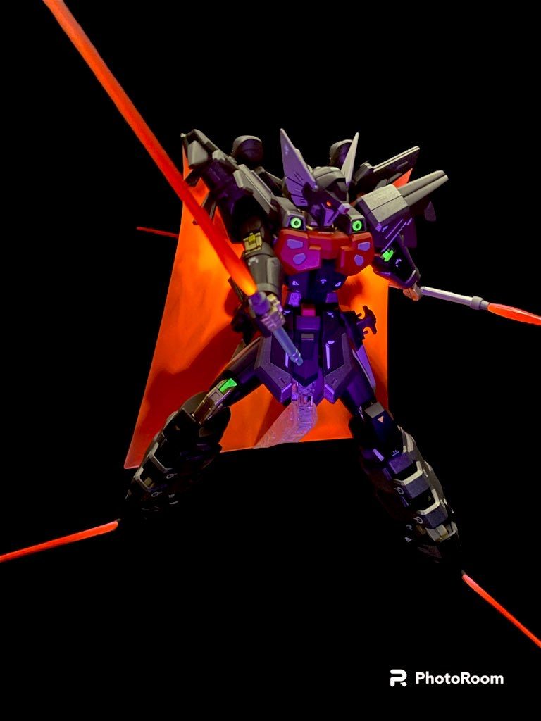 フルサーベル。モノアイっぽいセンサーはドリルでくり抜き蛍光塗料で塗装後にUVレジンでコーティングしてます