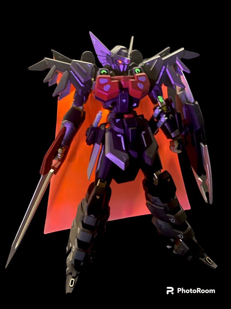 フレームに蛍光塗料混ぜたら意図せず発光してしまった（笑）