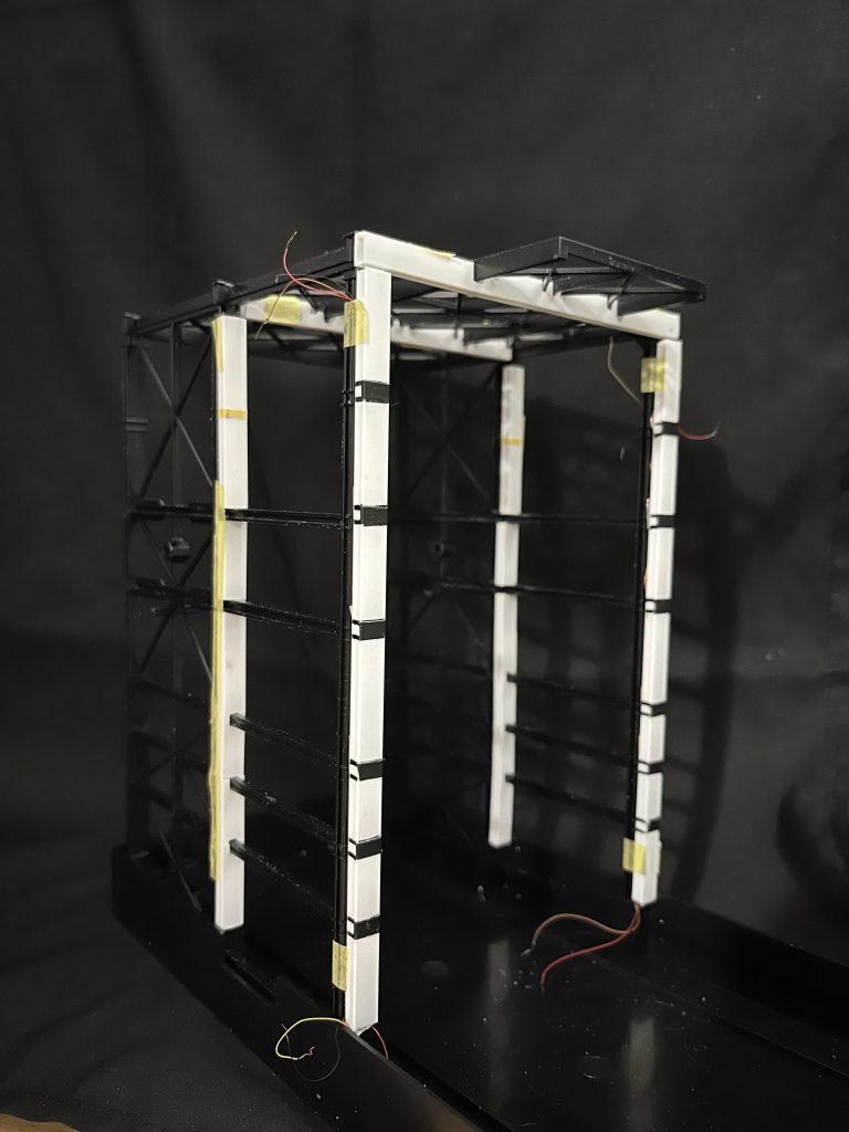 DockにLEDを仕込んだ角プラ棒を貼り付けてます。