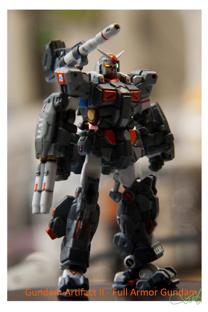 今回より複雑な製作となったのは頭部で、主に目、頭部の前後レンズ、バルカン砲の計6個のLEDを狭いスペースに設置する必要がありました。 また、ケーブルの配線も難しく、狭いスペースの場合、左足から8本のケーブルを配線する必要があります。 製作の様子は添付の写真でご覧いただけます。