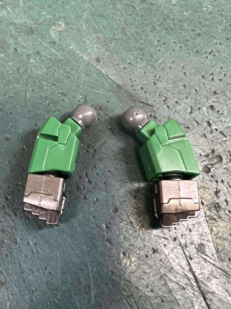 スタイルはレジェンドに近いのでバランスも良くてカッコいいです♪ほぼ組立て塗装しただけですが腕だけが気に入らないのでレジェンドのナイトガンダムの腕を頂きました。 