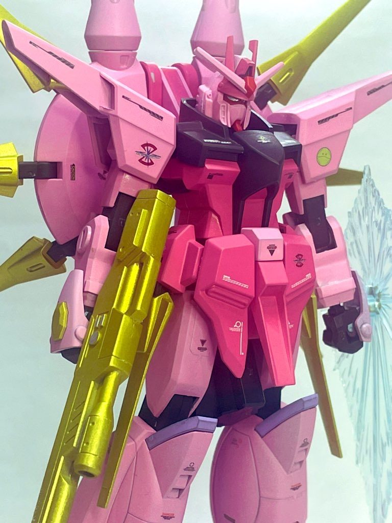 前回作ったドム・トルーパーと比べて合わせ目が多いけど、多少手がかかった方が創作している気分が味わえるのでこれはこれで楽しかったりする。