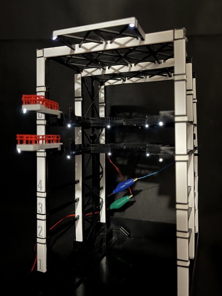 前面キャットウォークの手すりを作成しました。キャットウォーク下には光ファイバーで小さいライトを付けてます。