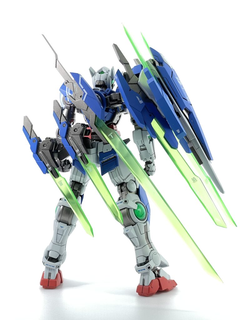 武器等はプラ板積層、左腕はエポパテを使用して作りました。