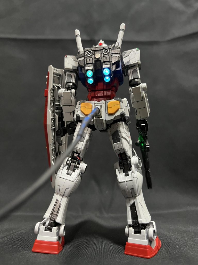 普段見えませんがバックパックのバーニアが光ります。