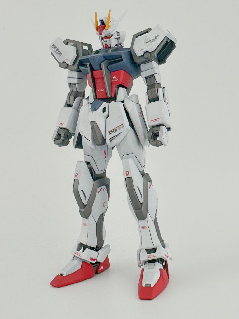 ストライクSpecⅡ本体。インパルスSpecⅡに倣ってワントーン落とした色合いにしました。特に胸部等ブルーは変化を付けたブルーグレーにしています。そのほかは彫り直しや面処理など基本工作を丁寧に仕上げました。そこそこパキッと仕上がったと思います。