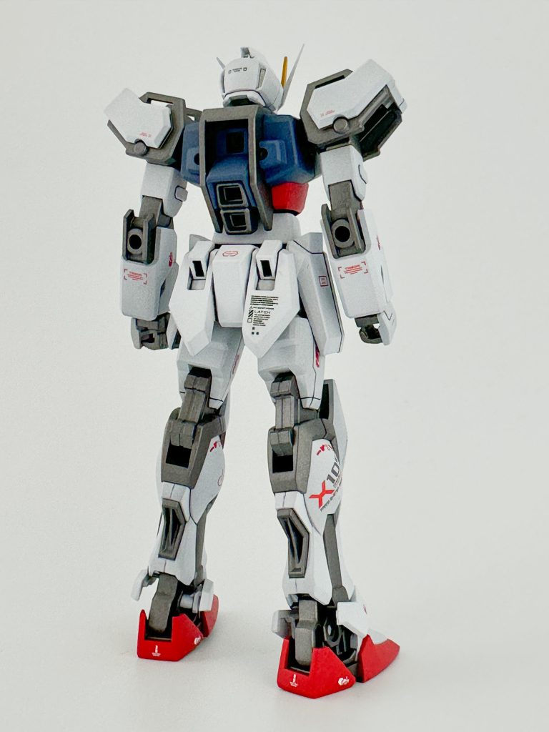 背面。インパルスやデスティニーと共にオーブ地下で再建され、核動力に交換されたという妄想。ふくらはぎのデカールがお気に入りです。