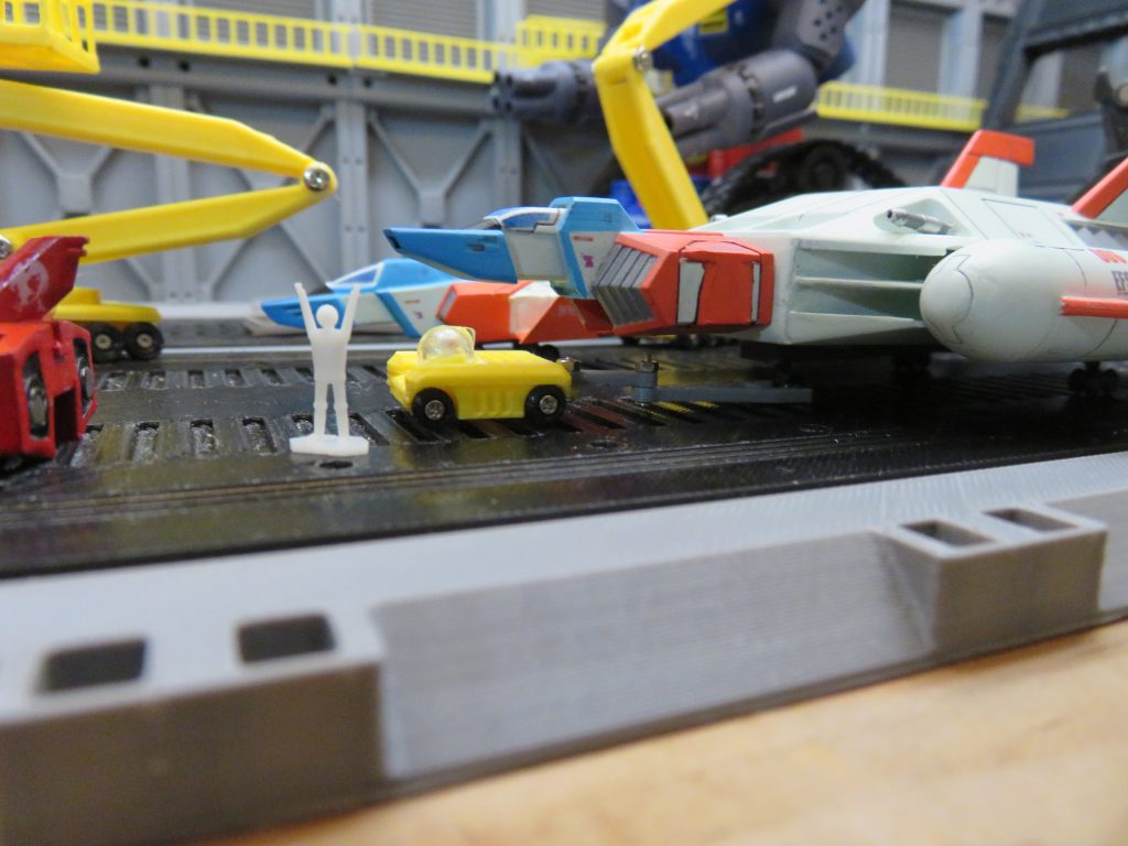 こちらは無人の牽引車です。前方の透明ドームにセンサー等が入っていて、AIロボットになっている設定です。 