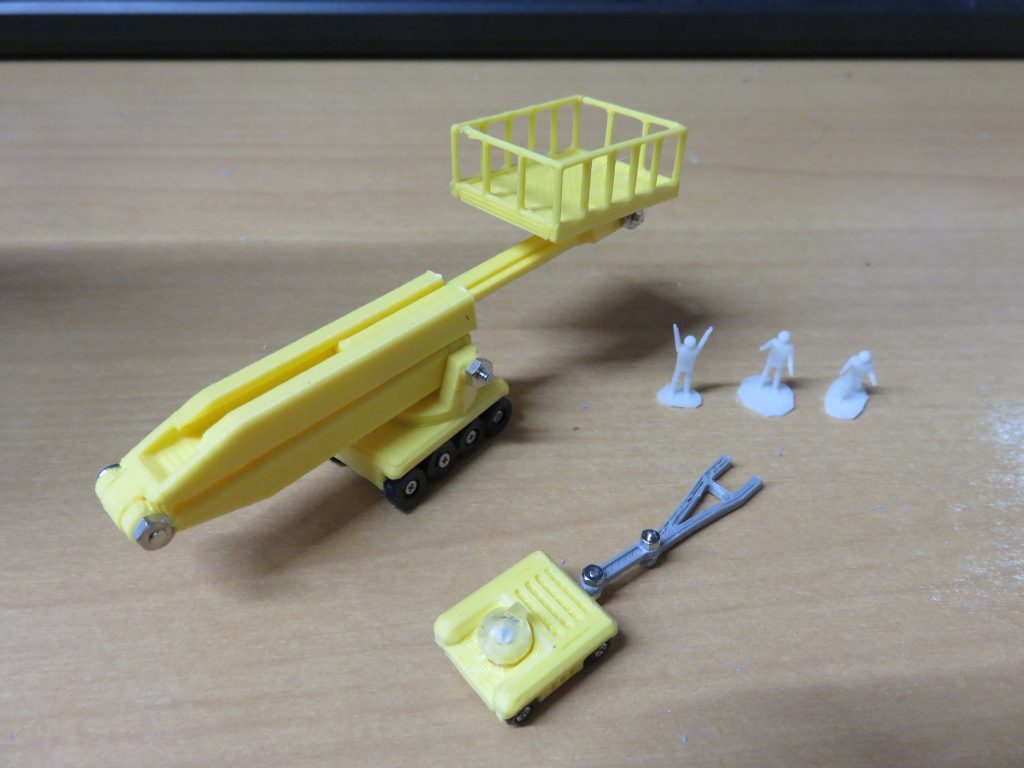 作業員も作ったのですが、めんどくさくて、まだ塗装していません。FDM式と光硬化式の3Dプリンターで作りました。