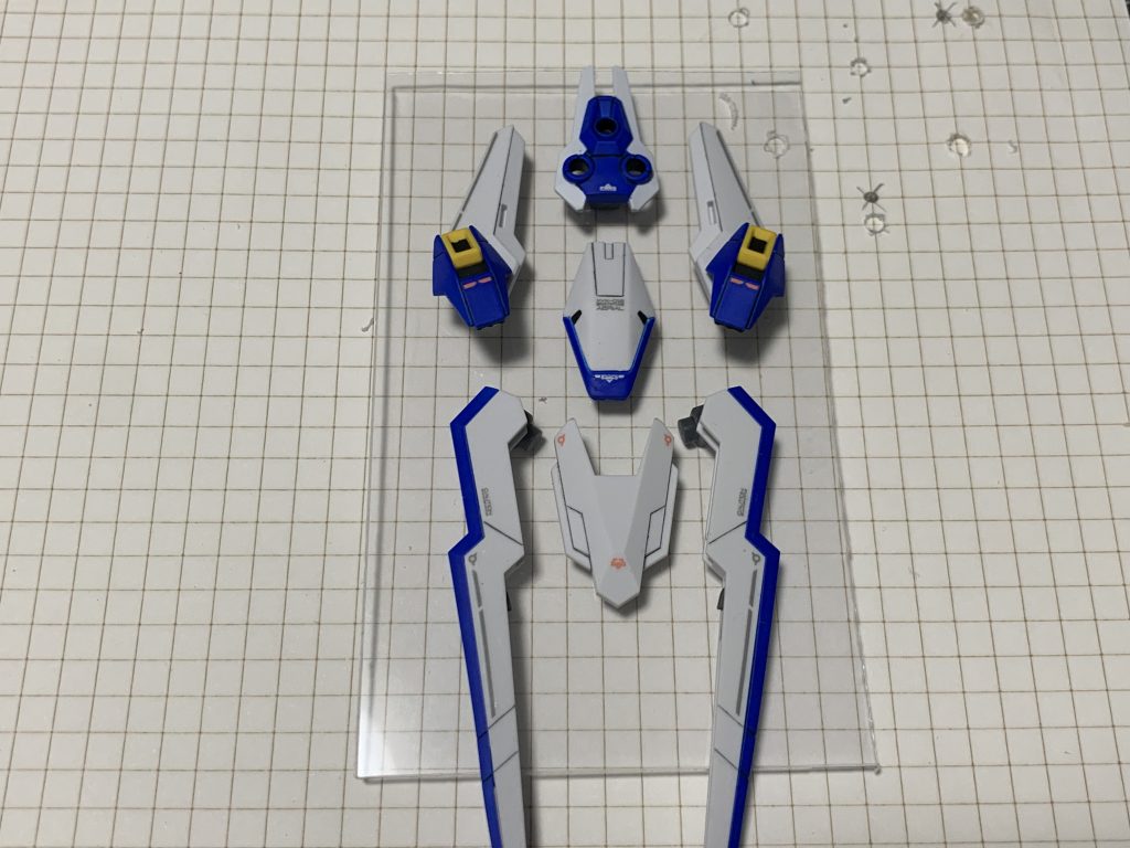 エスカッシャン用の台座は透明のプラ板に穴を開けて、