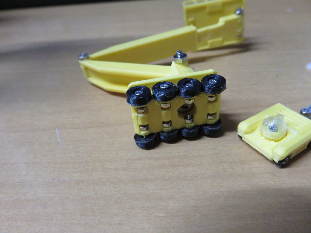 原則、接着剤を使わず可動部分は、小径のネジ(1.2mm等)とナットで固定しています。