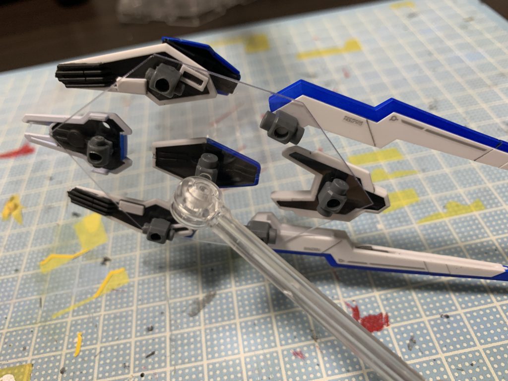 後ろからポリキャップで支えてます。