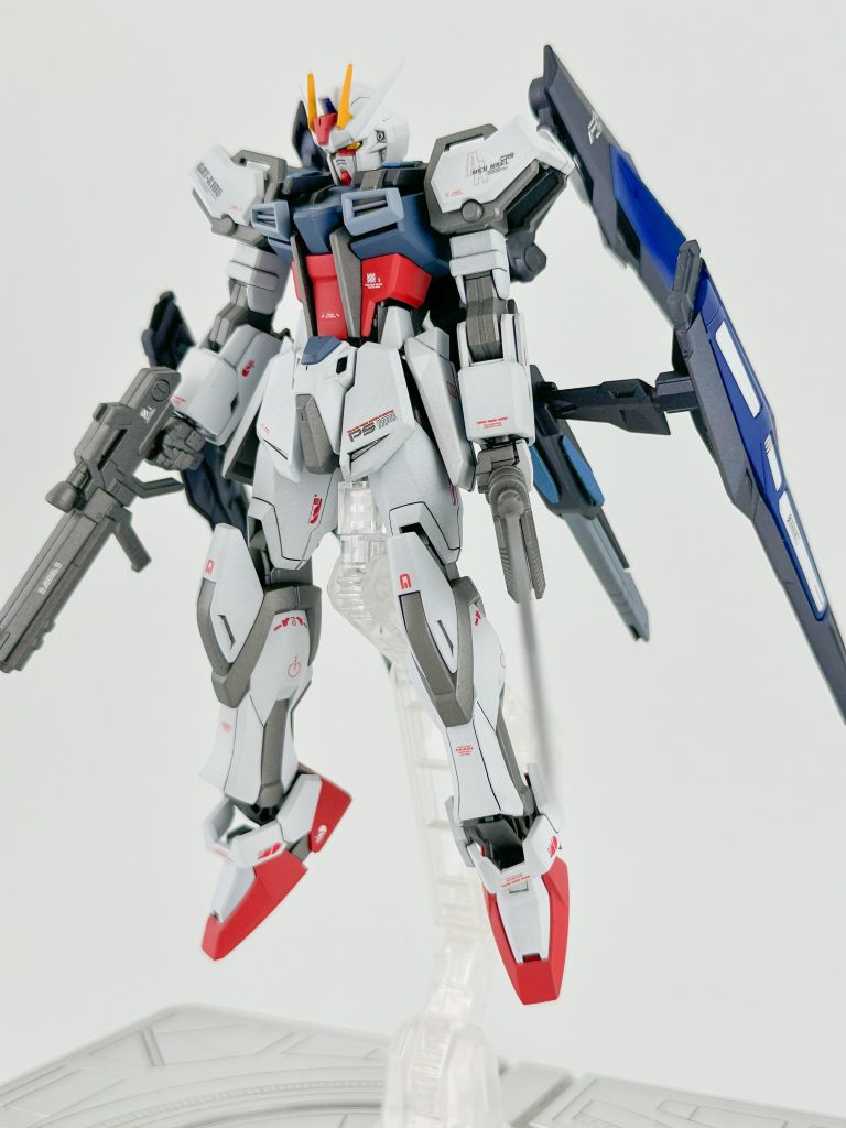 パック装備。EGでも問題なく胸部ダクトパーツを展開できます。少しマッシブになって強化感出ますね。手持ち武器はエクシードギャラクシーにおまけでついていたライフルと本キット付属のグランドスラムを持たせています。